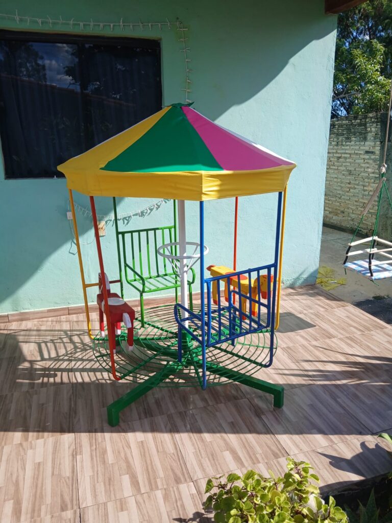 Calesita Infantil Metálica con Techo