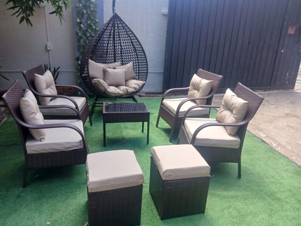 Juego de patio completo con sillones, mesa y sillón colgante